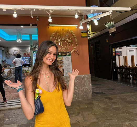 Clienta saludando dentro del restaurante Sa Cova
